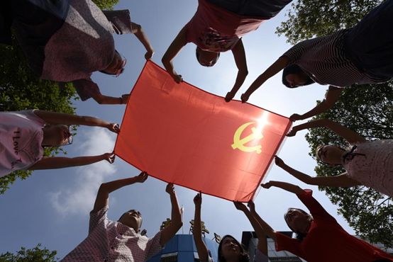 我和党旗合个影,这才是潼南纪念建党96周年的正确打开