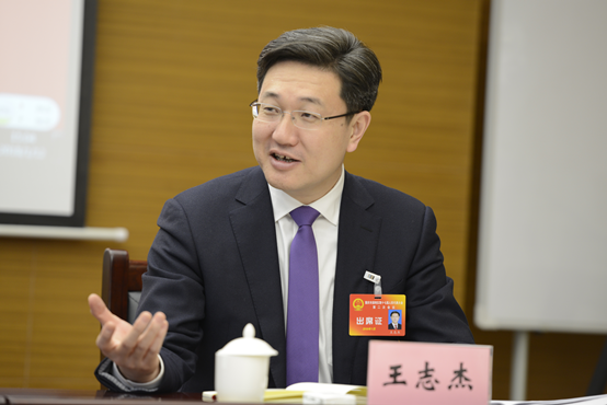 王志杰在参加区十七届人大二次会议第二代表团审议时指出