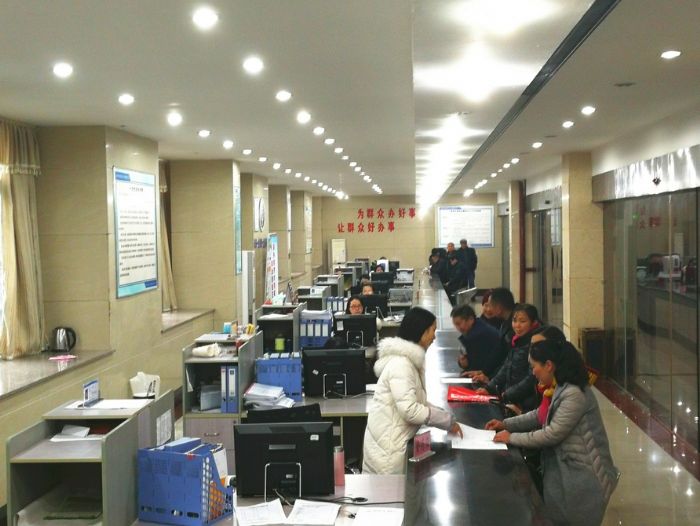 桂林街道公共服务大厅秩序井然。 