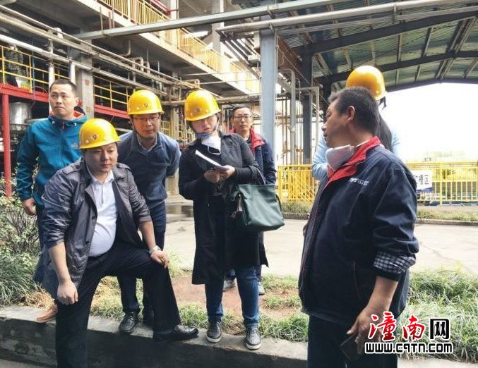 ▲潼南区环保局环境行政执法支队工作人员现场执法。