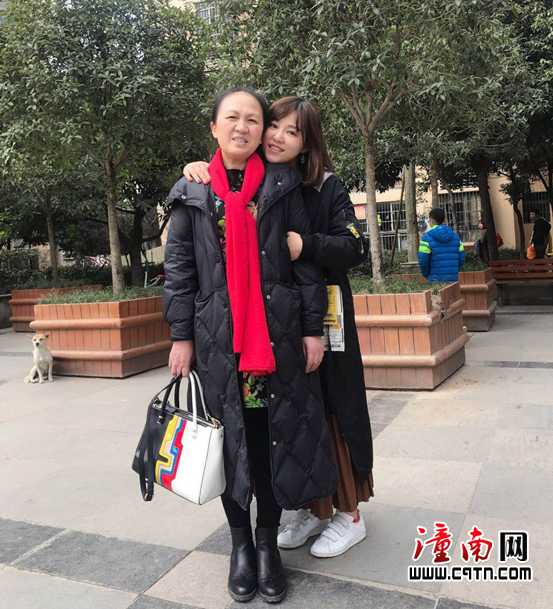 图为2018年2月沈妍和妈妈在潼南凉风垭留影