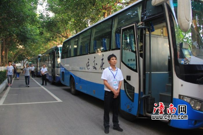 32辆送考公交车随时待命。 
