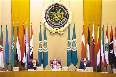 5月17日，阿盟在位于埃及首都开罗的总部召开紧急外长会议，商讨巴以局势新动向，并要求对加沙暴力冲突展开国际调查。图为阿盟秘书长盖特（左）和沙特阿拉伯外交大臣朱拜尔（中）出席会议。新华社/美联