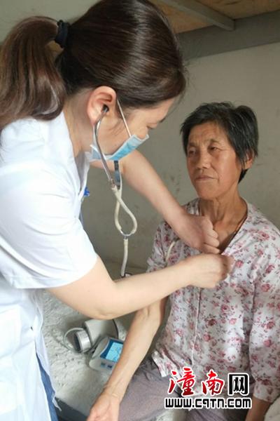 医生为病人听诊.