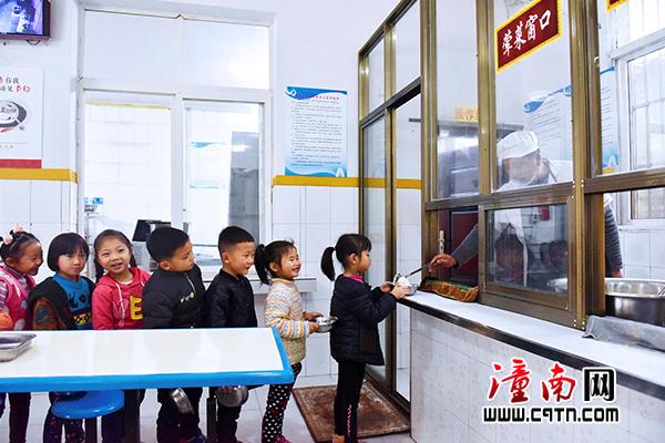 孩子们在食堂排队打饭.