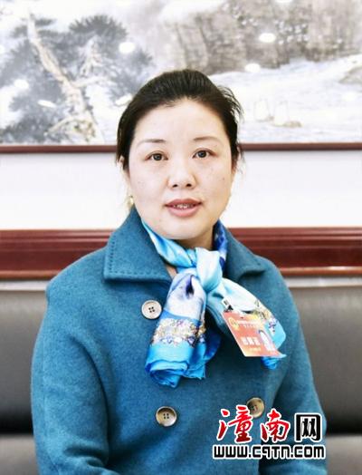 区人大代表,塘坝镇党委书记刘春英