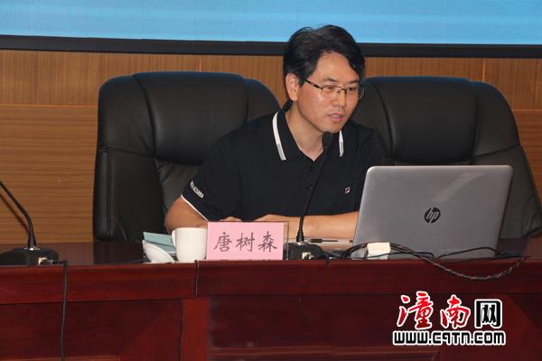 开班仪式现场开班仪式现场易劲松(中)讲话.