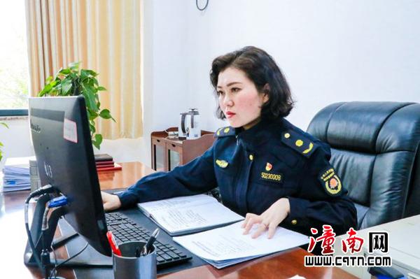 刘丽坚持精益求精的工作态度和实干苦干的工作作风以绣花功夫做好城市